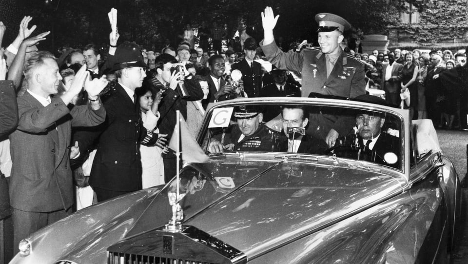 Gagarin in offenem Auto. Menschen jubeln ihm zu.