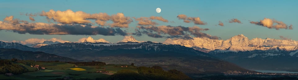 Mondaufgang mit Panorama Blick zu den Berner Alpen  