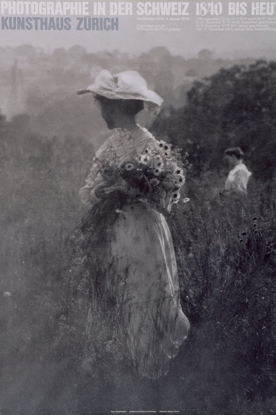 Schwarz-Weiss Bild von zwei Frauen auf einer Blumenwiese