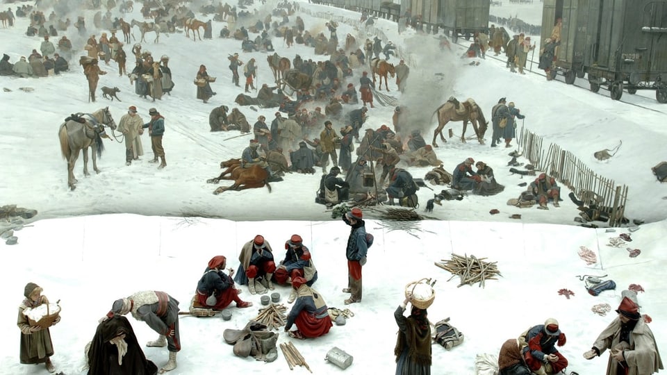 Ein Gemälde zeigt Soldaten im Schnee. Davor stehen Puppen, welche die Szene vervollständigen.