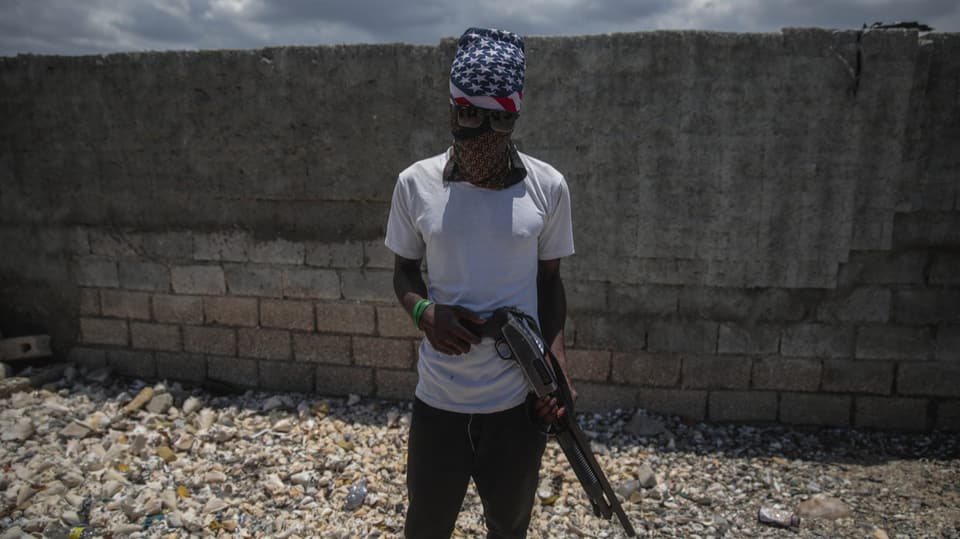  Bewaffnetes Gang-Mitglied posiert in Port-au-Prince (April 2023).