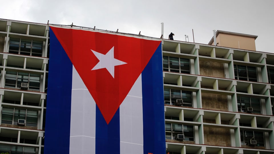 Riesige Kuba-Flagge hängt vom Flachdach des Innenministeriums in Havanna herunter