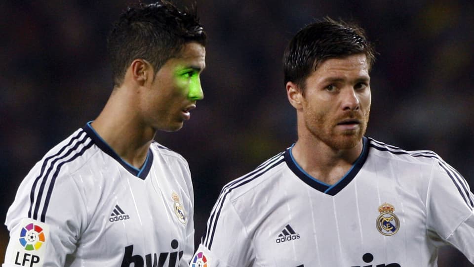 Gefährlicher Laser: Cristiano Ronaldo wird von einem Laserpointer belästigt.