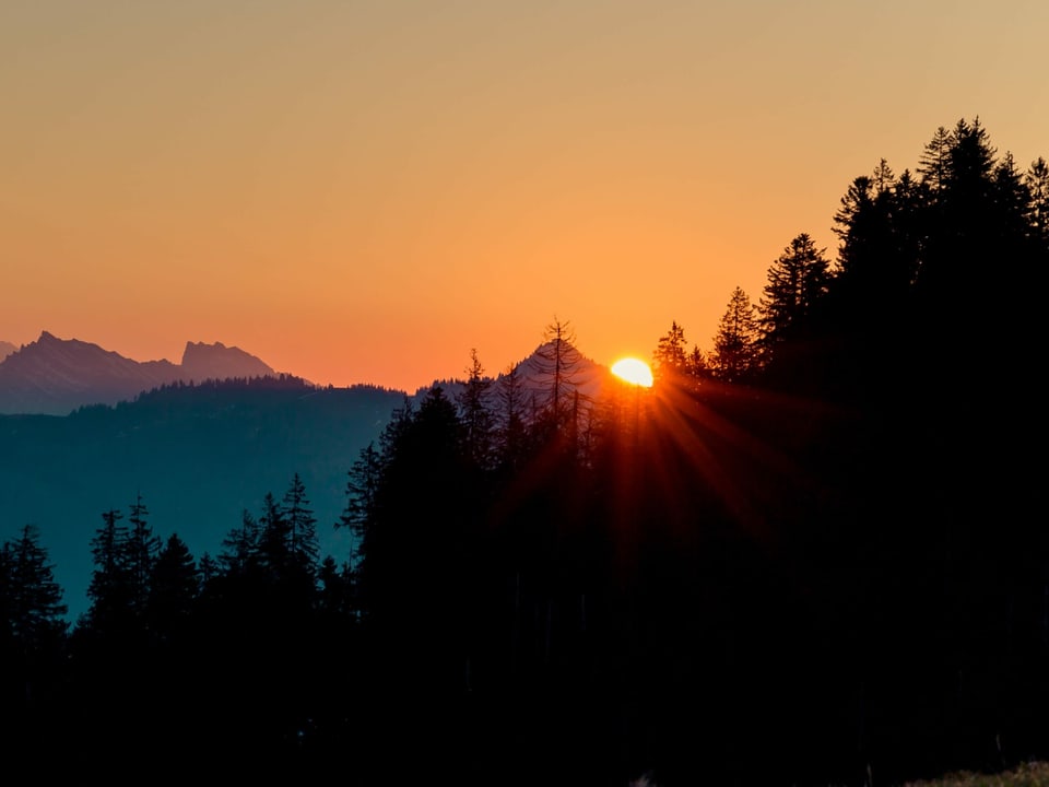 Sonnenaufgang in den Bergen.