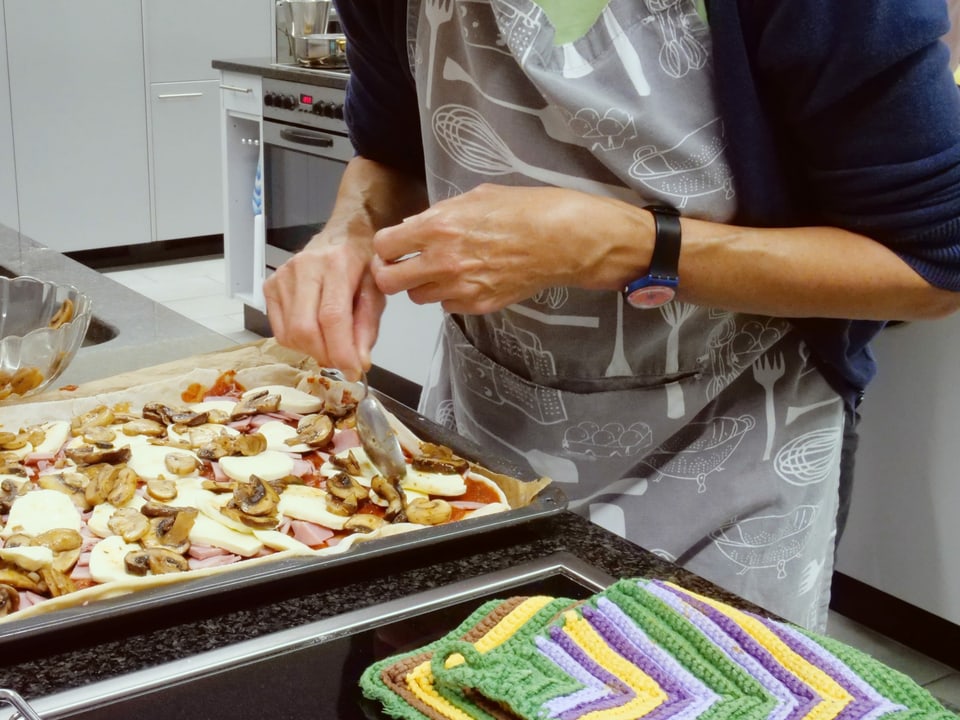 «Heute gibt es Pizza»: Zu Besuch im Kochkurs der Volkshochschule Plus