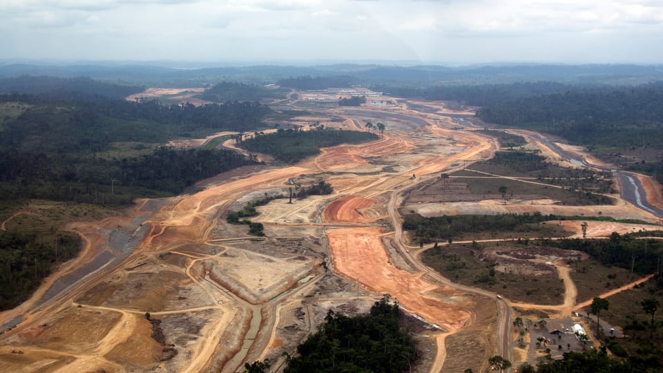 Eine grosse Baustelle mit kahlem Boden inmitten des Regenwaldes in Brasilien.