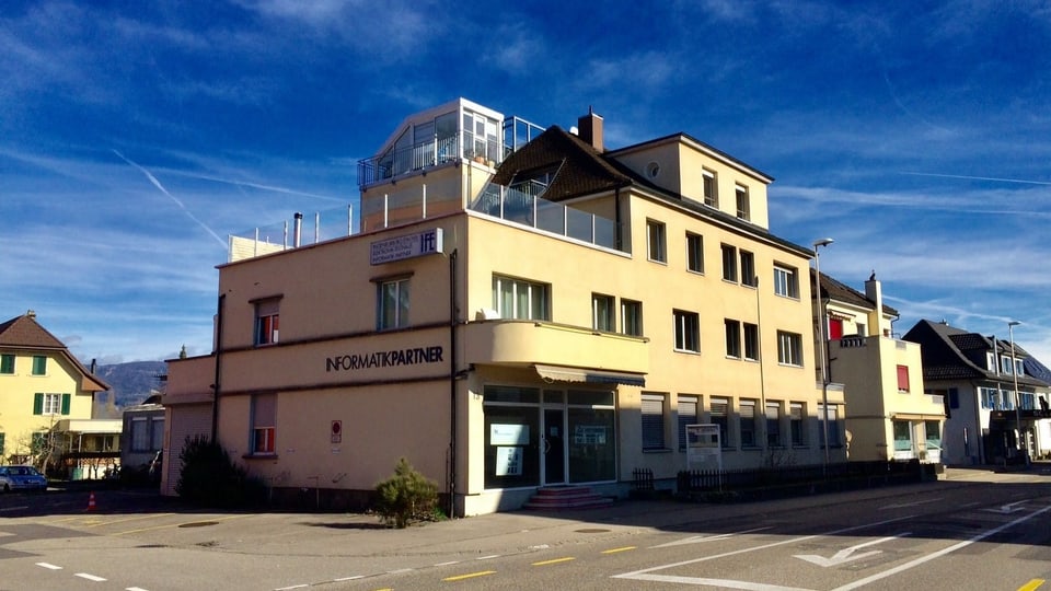 Beiges Haus an Strasse.