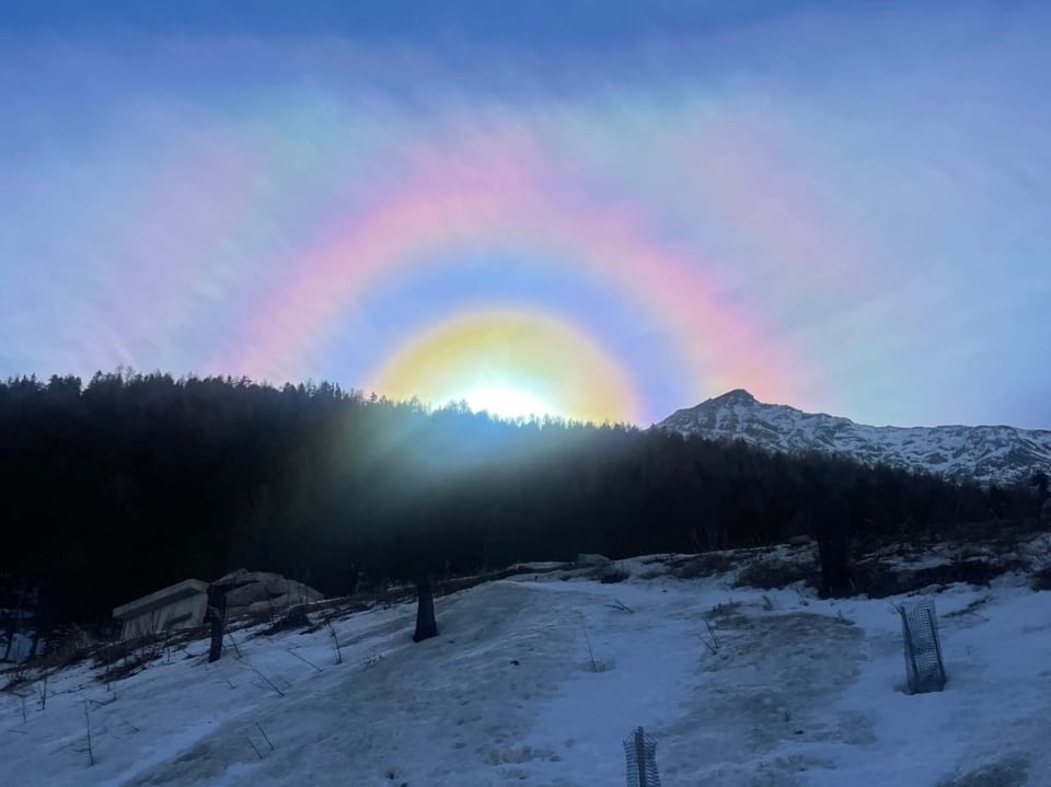 Korona hinter einem Berg.