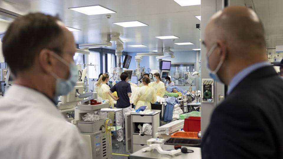 Alain Berset e un medico esaminano l'unità di terapia intensiva dell'Inselspital.