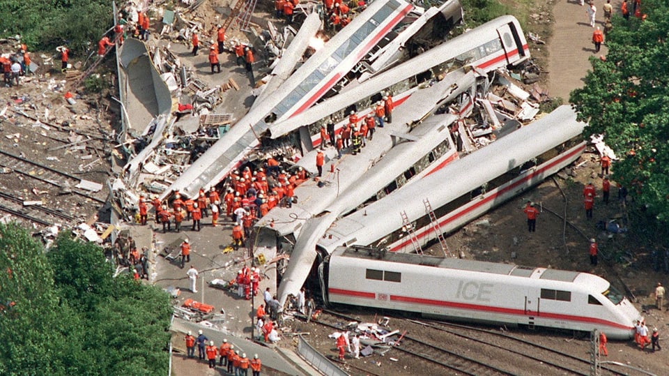 Hundreds of rescuers are trying to rescue train victims from the wreckage of the crashed ICE.