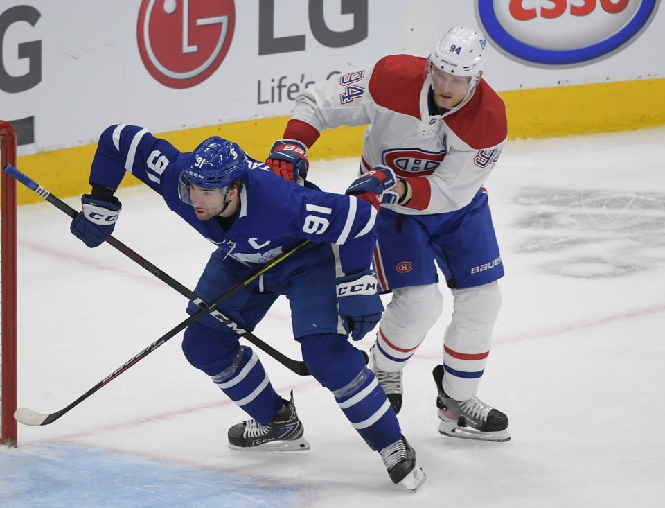 John Tavares von den Toronto Maple Leafs (links) im Zweikampf mit Corey Perry (rechts) von den Montreal Canadiens