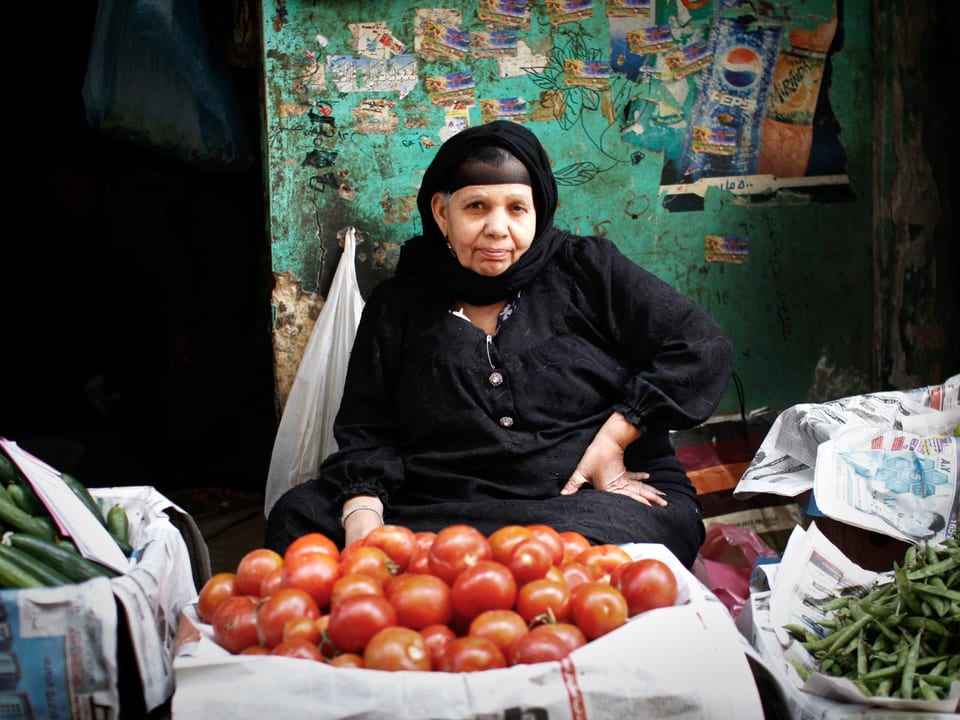 Frau verkauft Gemüse in den Strassen von Kairo.