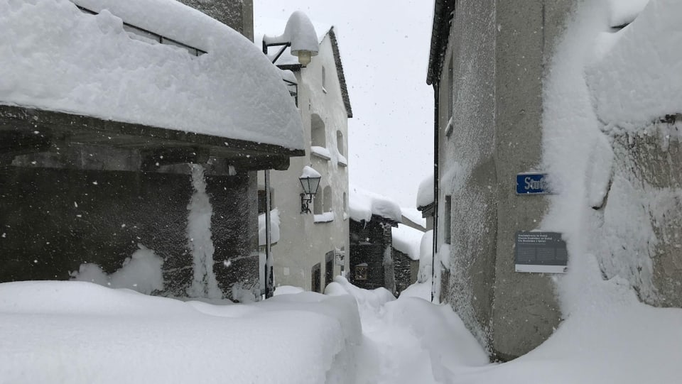 Verschneite Gasse im Dorf Simplon.