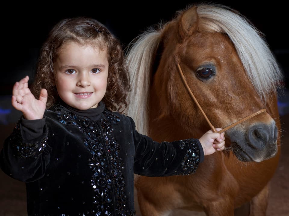 Kleines Mädchen mit Pony