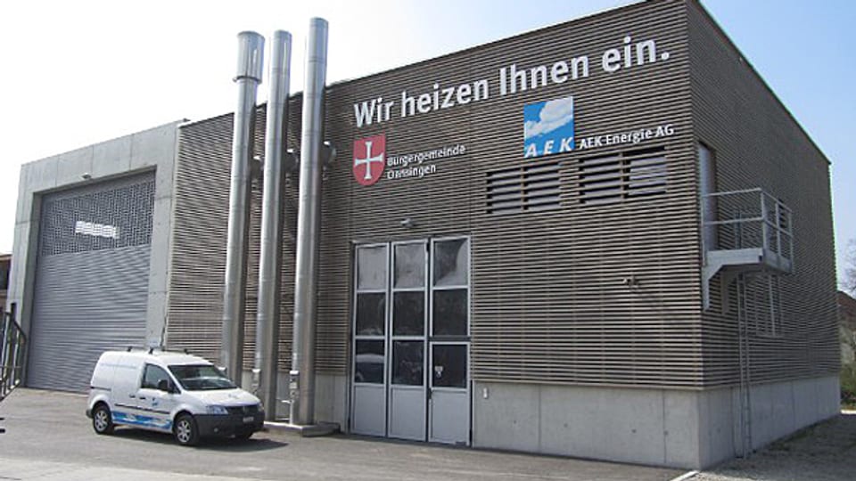 Gebäude Holzheizung mit Logo der Gemeinde und Logo von AEK.