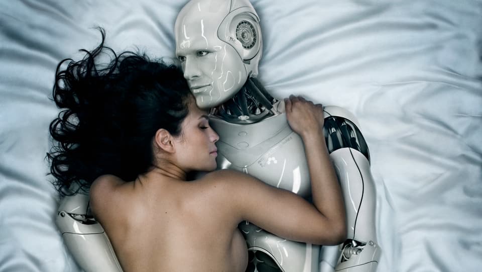 Roboter und Frau umarmen sich im Bett.