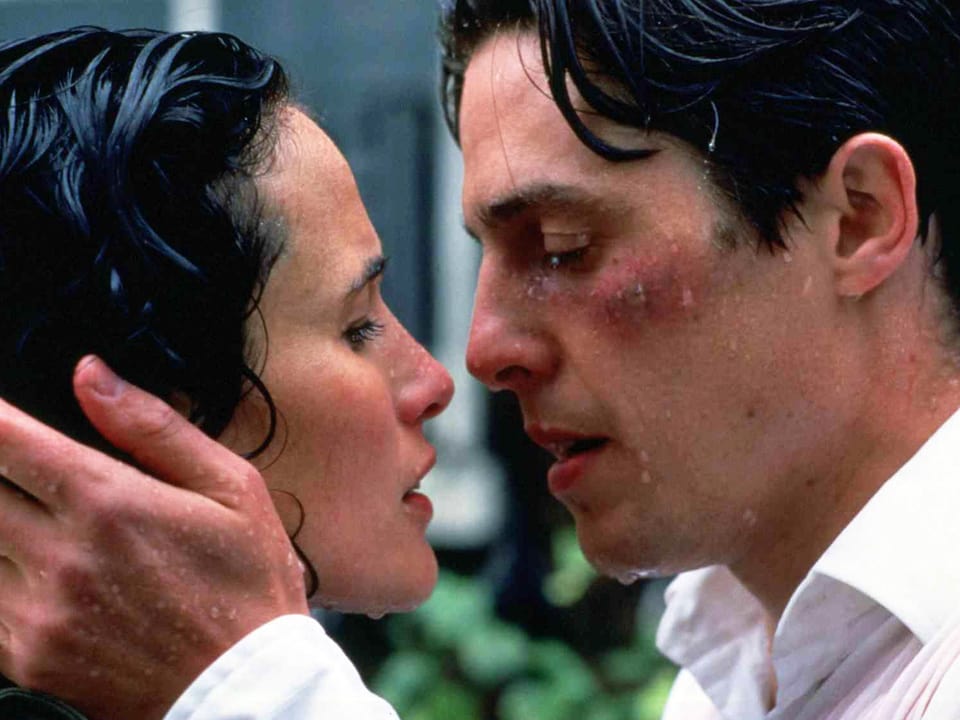 Filmstill: Hugh Grant küsst Andie MacDowell
