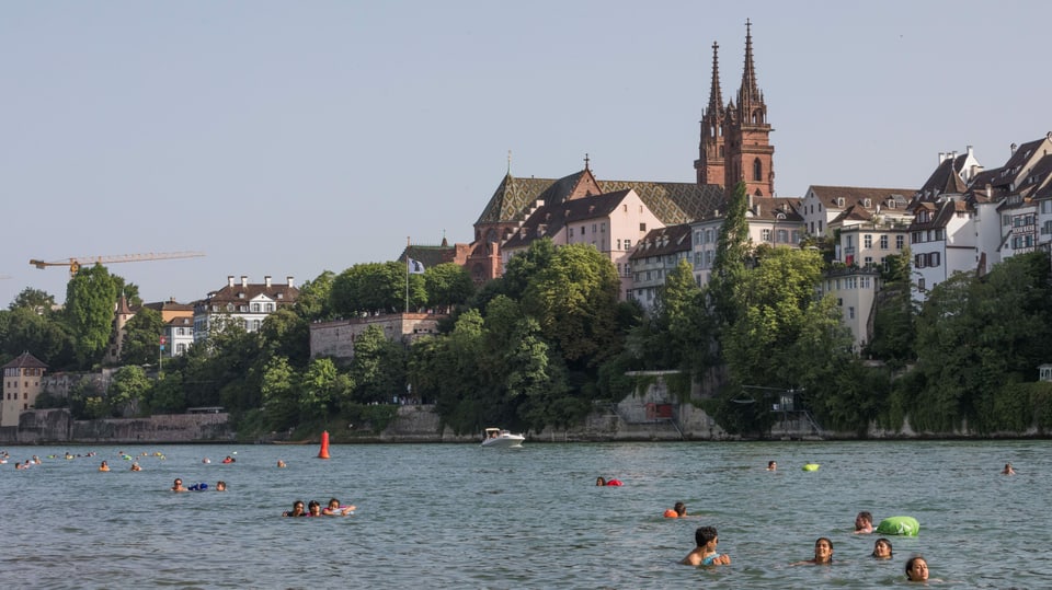 Badende im Rhein unterhalb des Münsters.