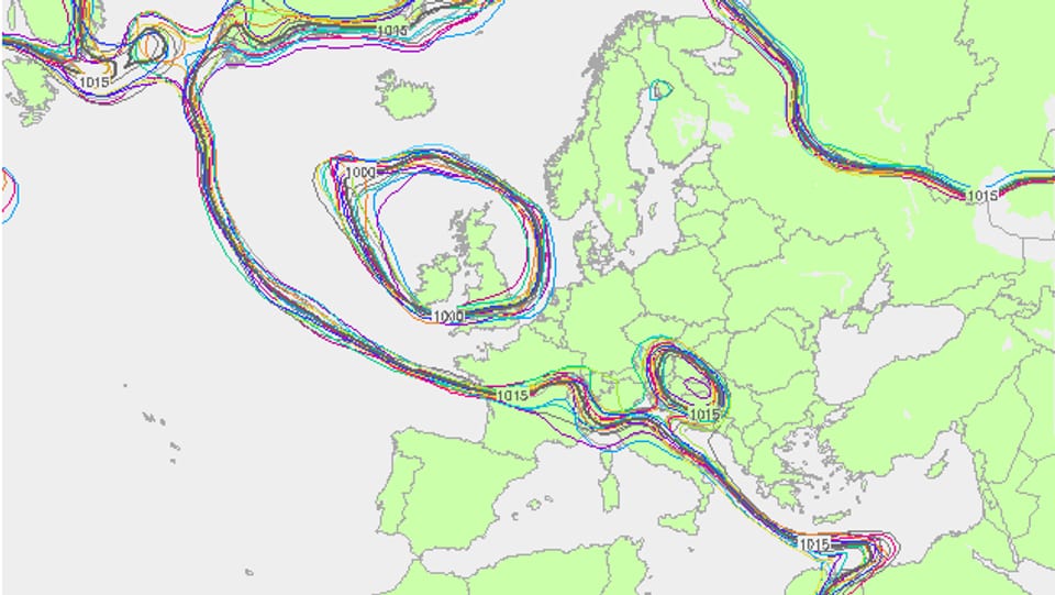Auf einer Europakarte sind verschiedenfarbige Linien eingezeichnet. Die Linien der unterschiedlichen Farben liegen nahe beisammen.