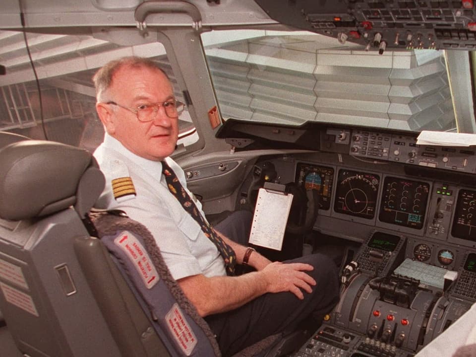 Swissair-Kapitän Peter Nagl vor seiner letzten Reise im Cockpit der MD-11 am Montag, 19. Januar 1998, in Kloten.