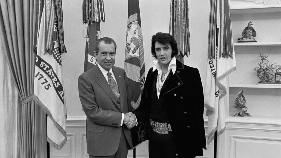 eine schwarz-weiss Fotografie vom Händeschütteln zwischen Präsident Nixon und Elvis Presley