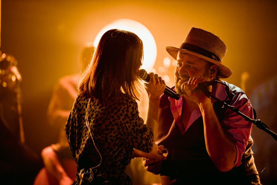 Büne Huber und Daniela Sarda gemeinsam singend