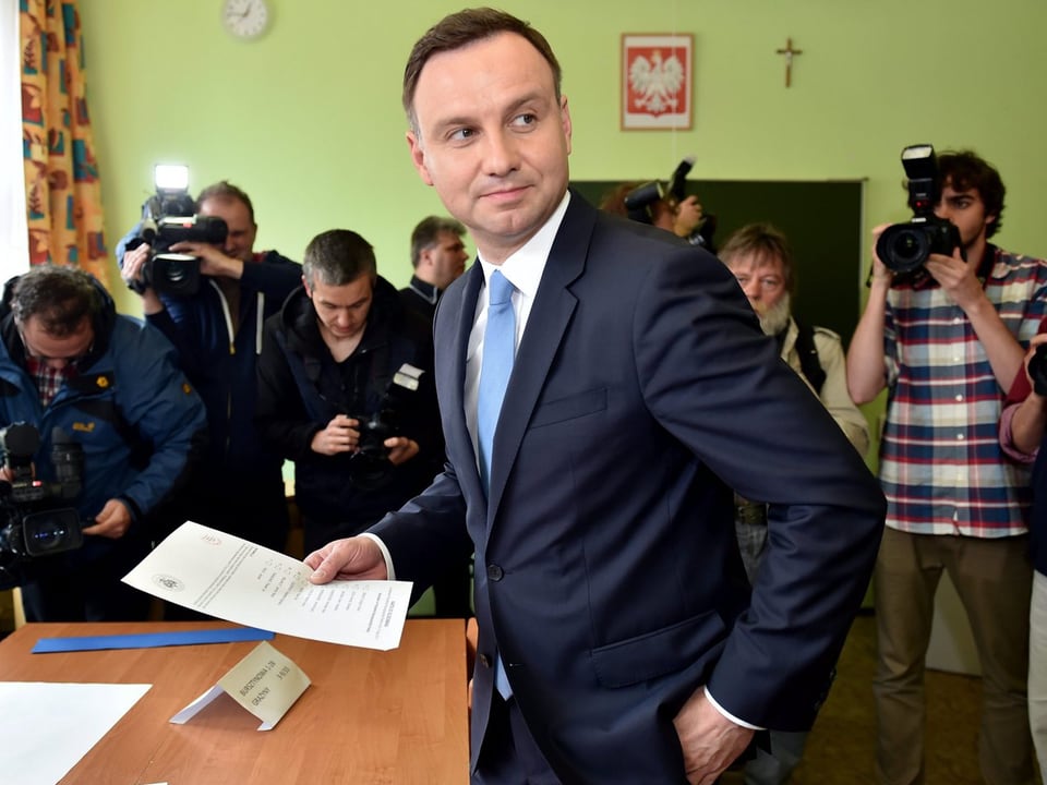 Andrzej Duda in einem Wahllokal