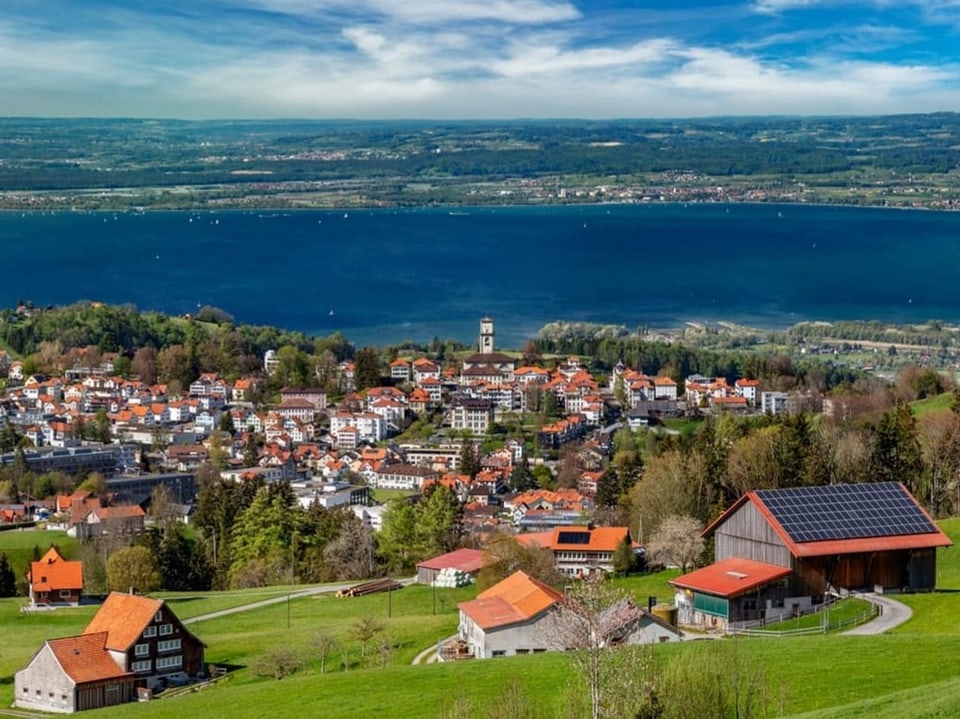 Bild von Dorf Heiden bis hinunter an und über den Bodensee.