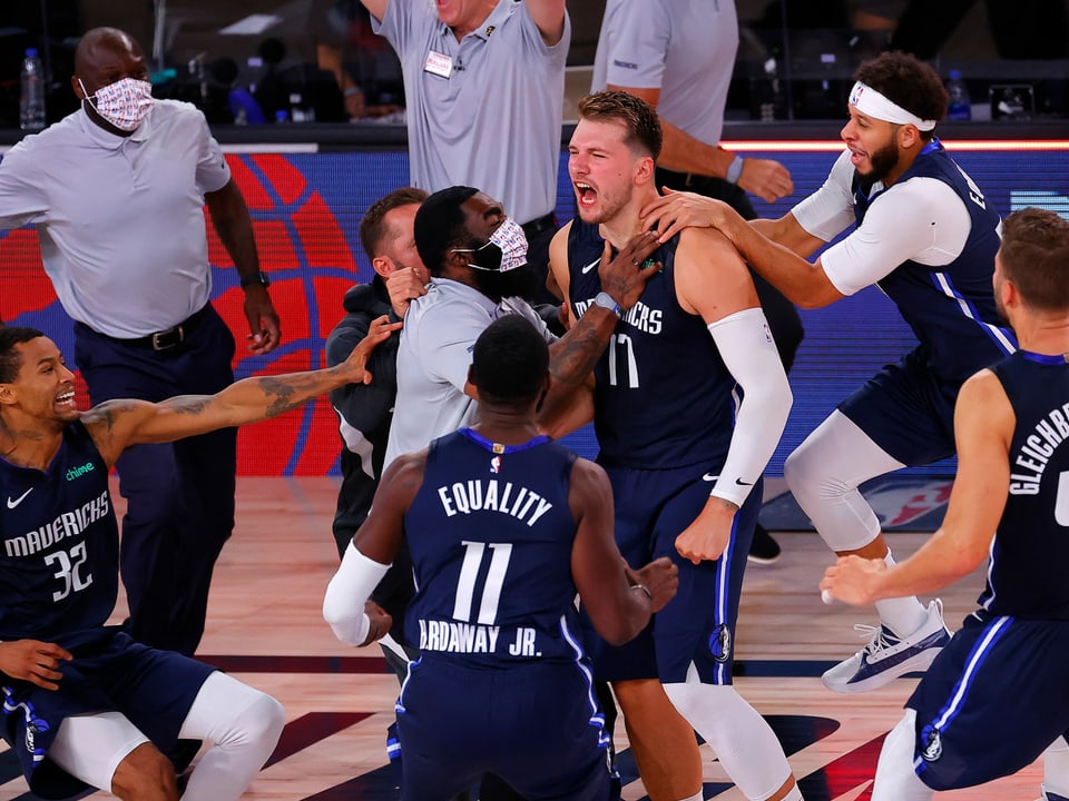 Von den Mitspielern gefeiert Luka Doncic in einer Jubeltraube