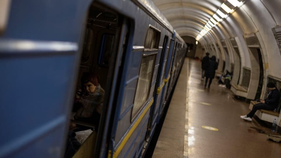 blauer Metrowagen an einer Station