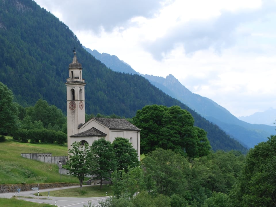 Die Kirche von Borgonovo; hier liegt Alberto Giacometti begraben. 