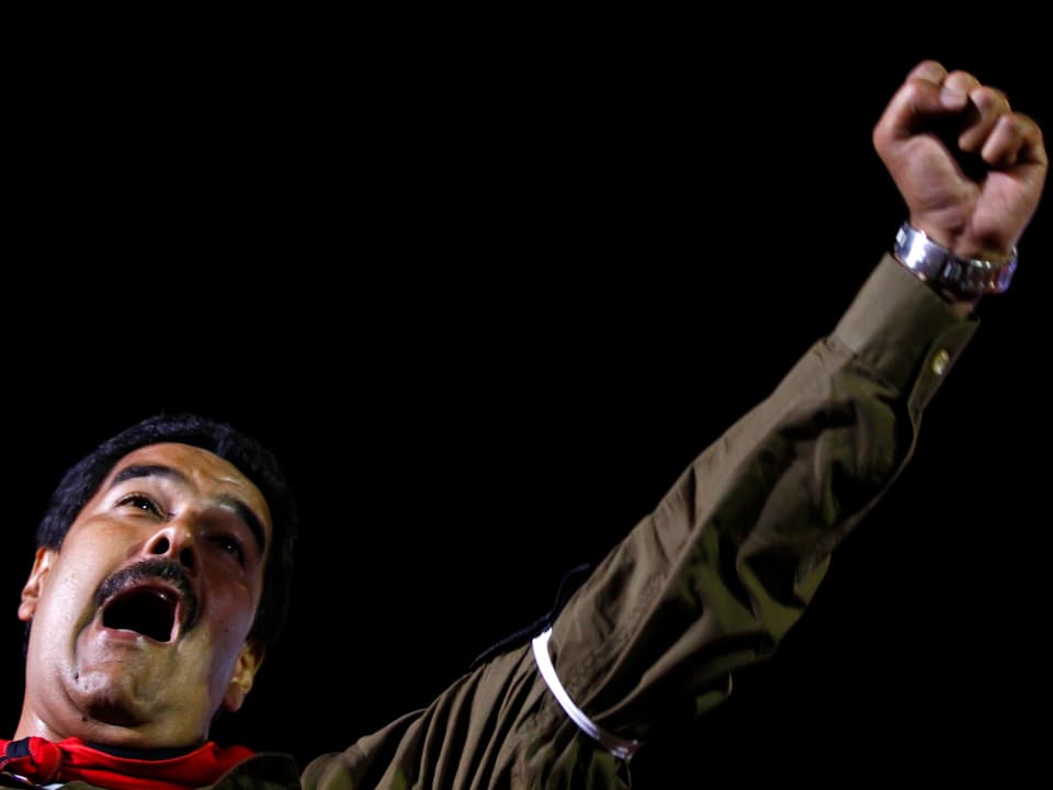 Maduro hebt die Faust bei einer öffentlichen Rede