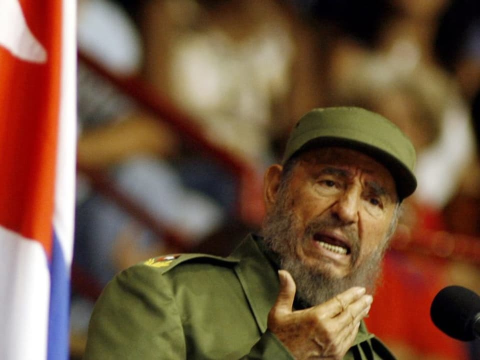 Castro in grüner Militäruniform und Mütze