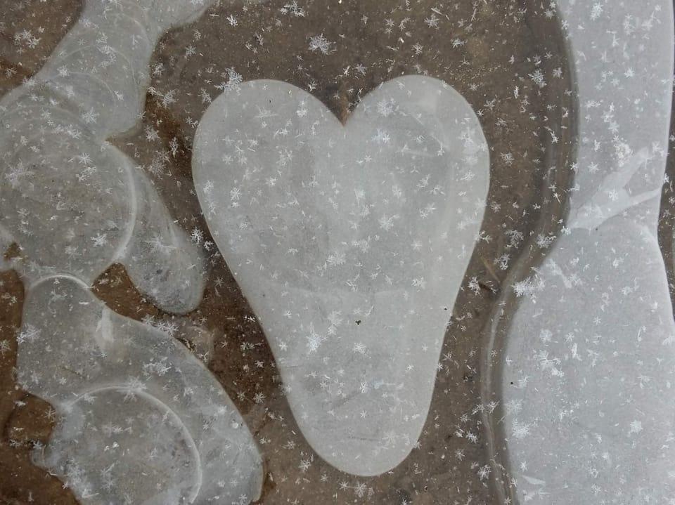 Ein Luftblase in Herzform im Eis.