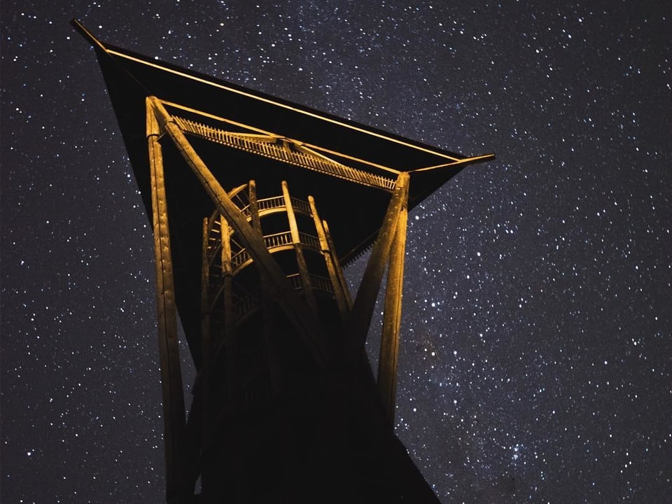 Wiler Holzturm auf dem Hofberg bei Nacht unter Sternenhimmel
