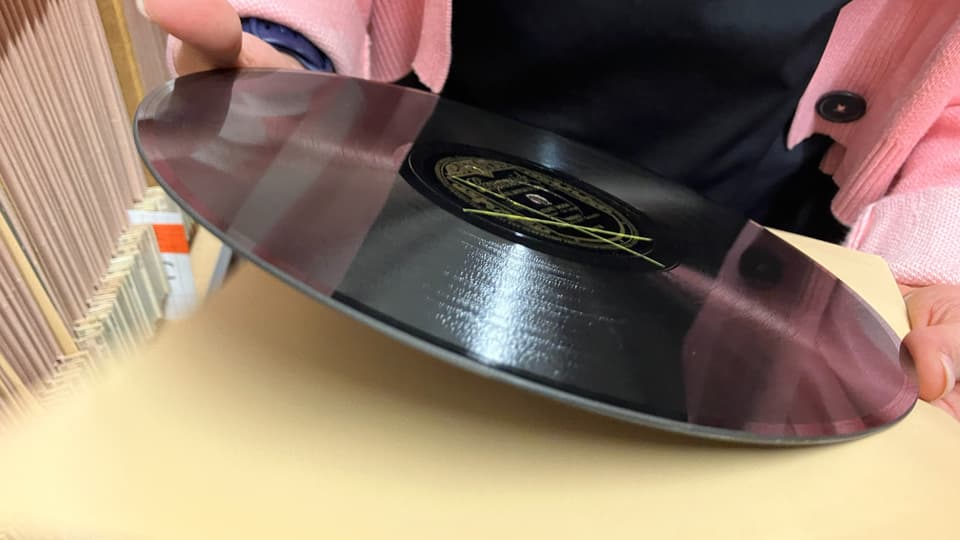 Schellackplatten sind dicker als Vinylplatten. 
