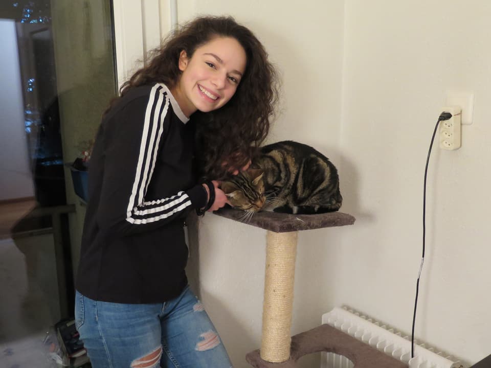 Alina mit ihrer Katze in ihrer Küche