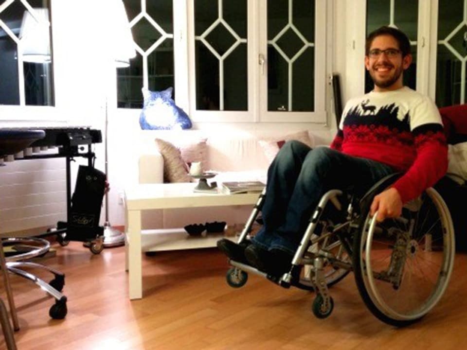Emanuel Wallimann posiert im sogenannten Rollstuhl-Wheelie.