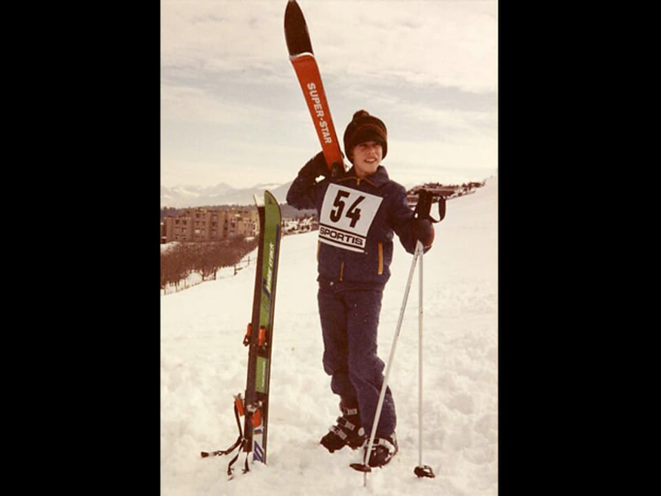 Mathias Brechbühl mit Startnummer und Ski auf den Schultern.