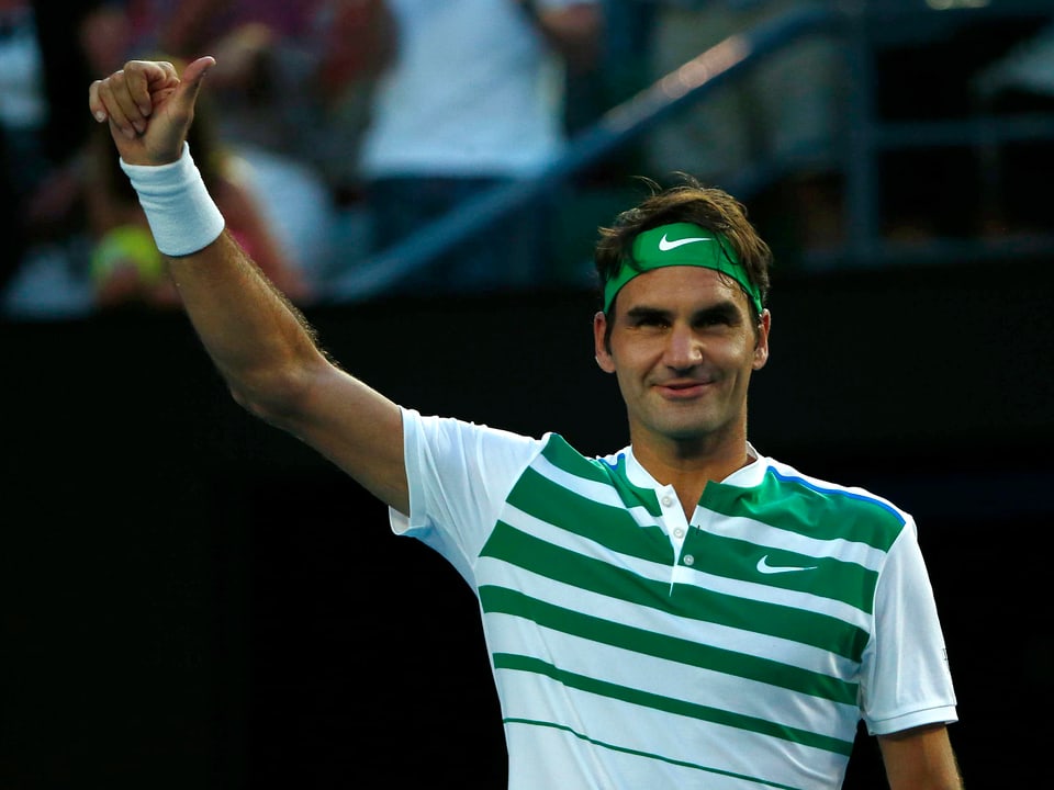 Roger Federer bei seinem Erstrundenspiel in ungewohntem weiss-grünem Outfit.