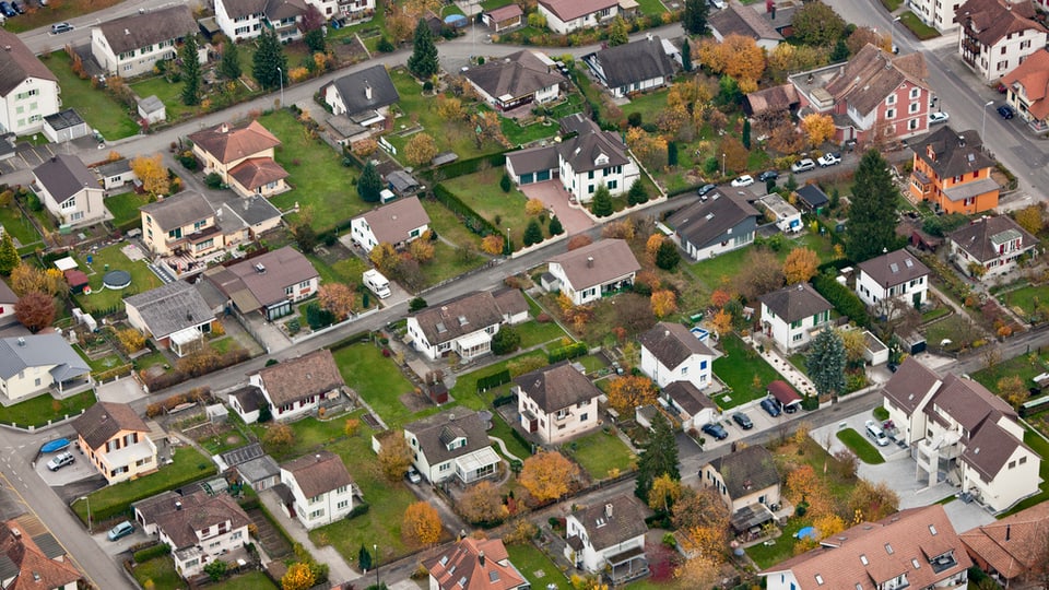 Blick aus der Luft auf eine Siedlung von Einfamilienhäusern.