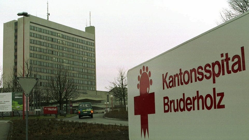 Ansicht des Bruderholzspitals von der Autozufahrt her, noch mit Schild «Kantonsspital Bruderholz»