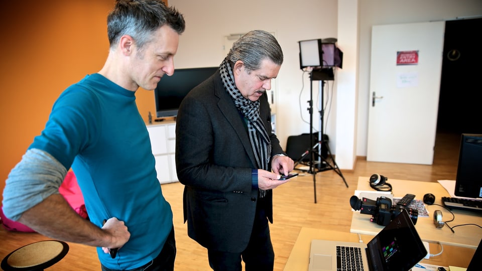 Boris Blank steht mit Lucius Müller vor einem Laptop.