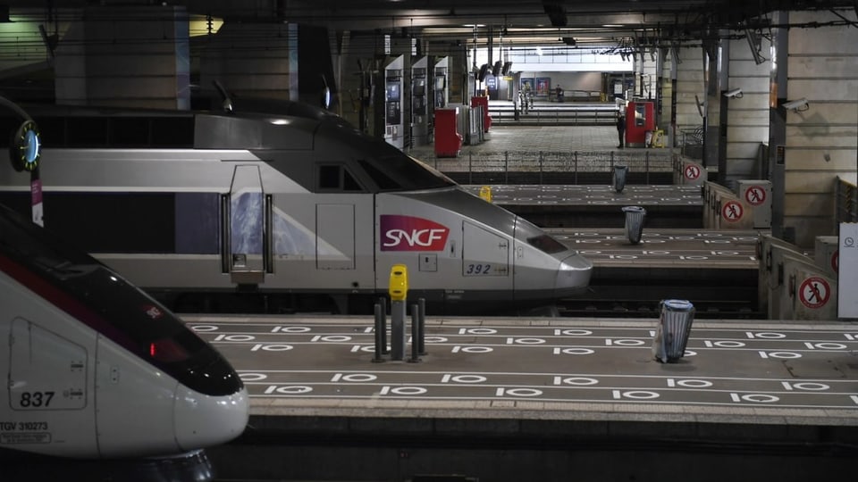 Züge stehen im Bahnhof Montparnasse an leeren Perrons.