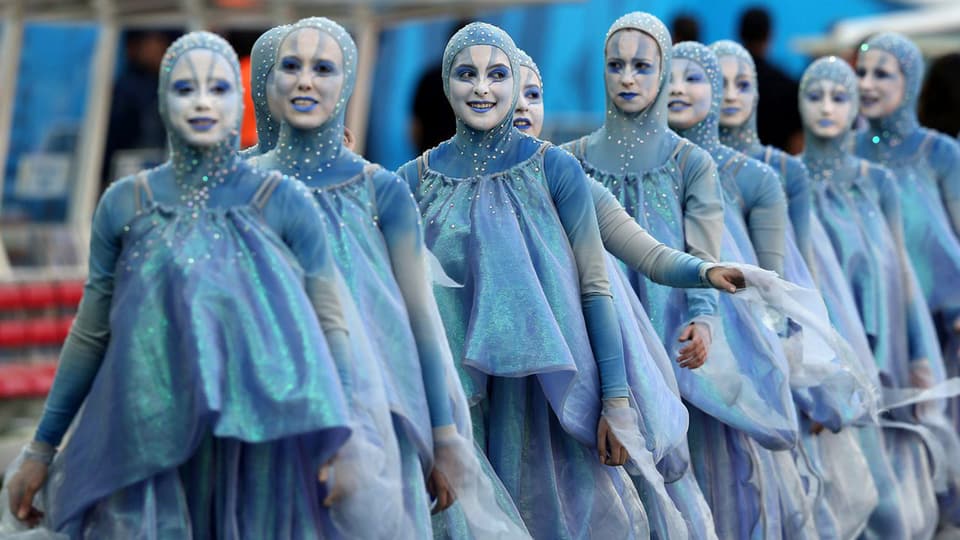 Tänzerinnen in blauen Kleidern