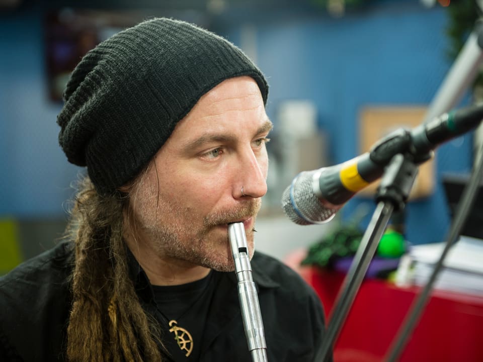 Bandmitglied von Eluveitie mit Flöte am Mikrofon