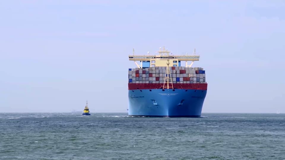 Beladenes Containerschiff auf dem offenen Meer.