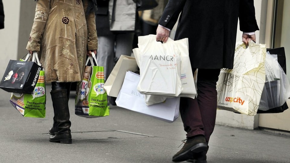 Mann und Frau mit vollbepackten Einkaufstaschen