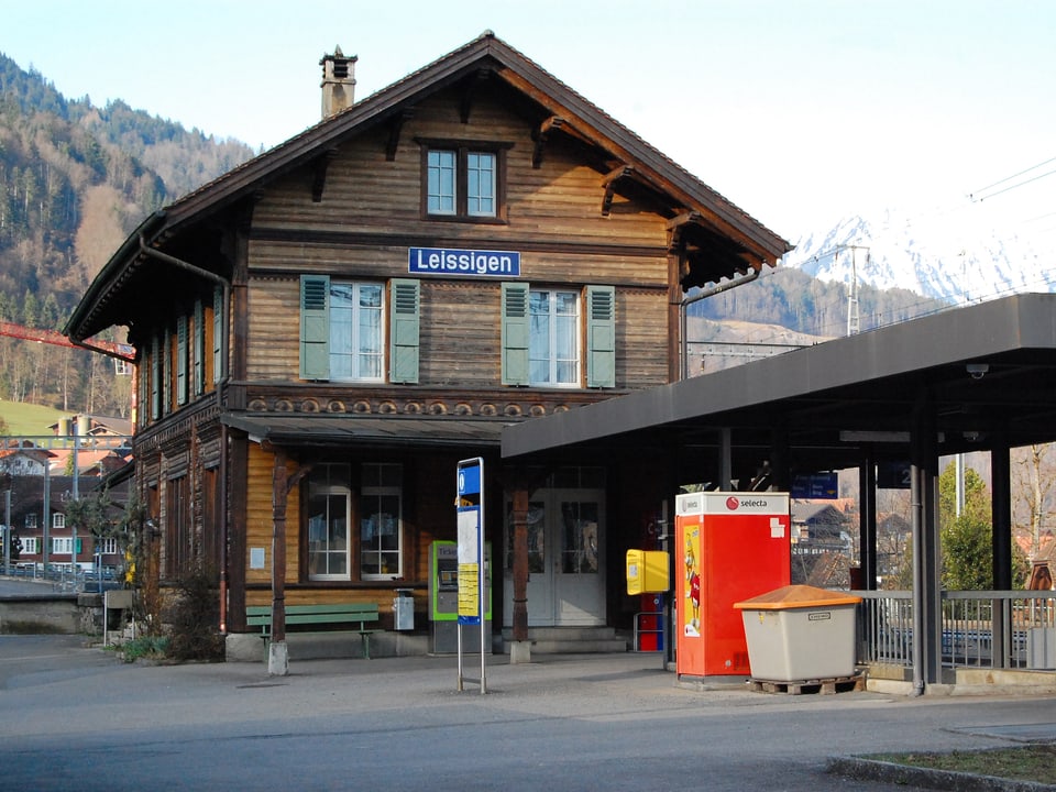 Der Bahnhof Leissigen mitten im Dorf.