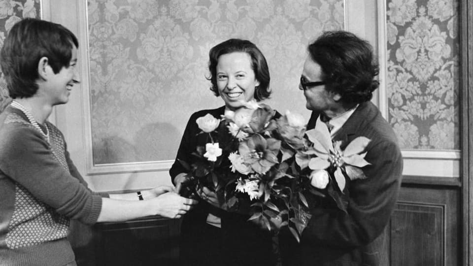 Margrith Bigler-Eggenbergen mit Blumenstrauss und Glückwünschenden